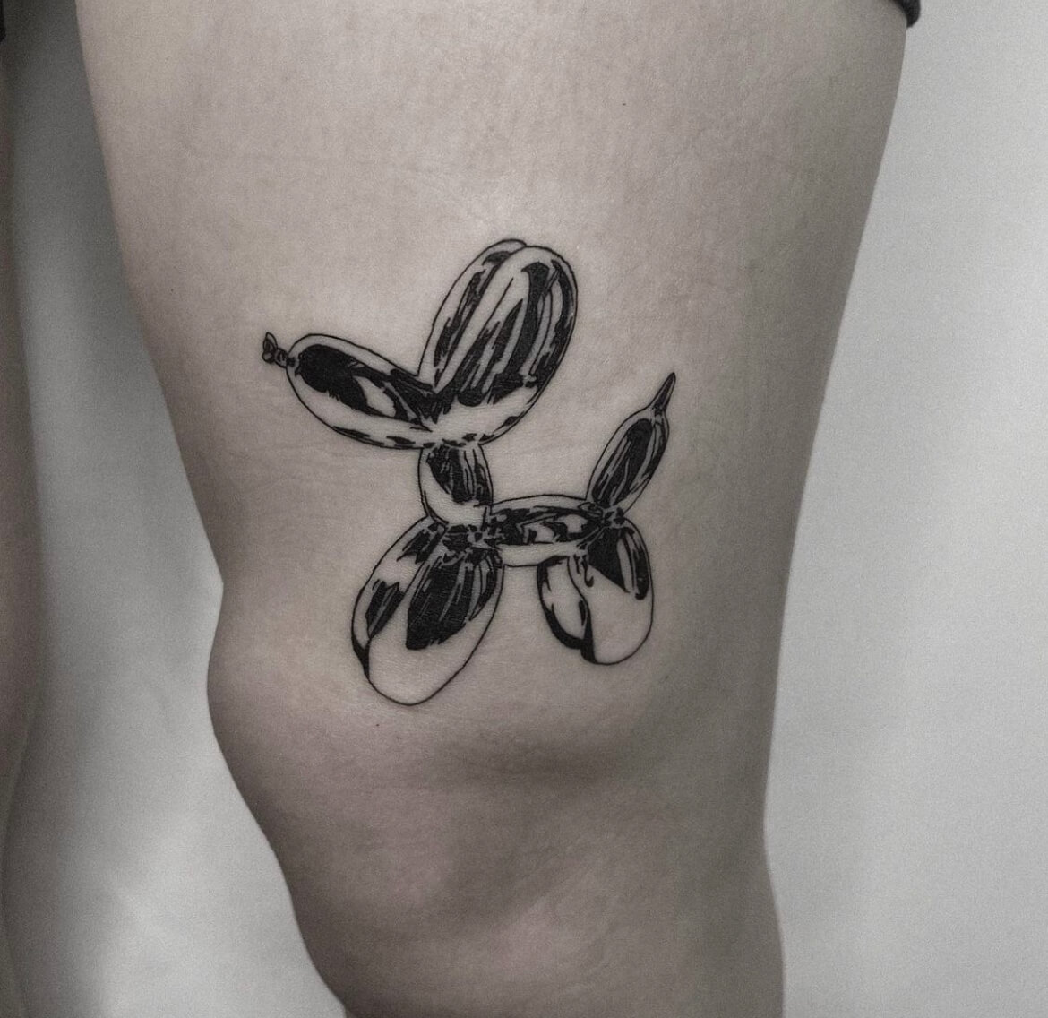 Tatuaje artístico en blanco y negro