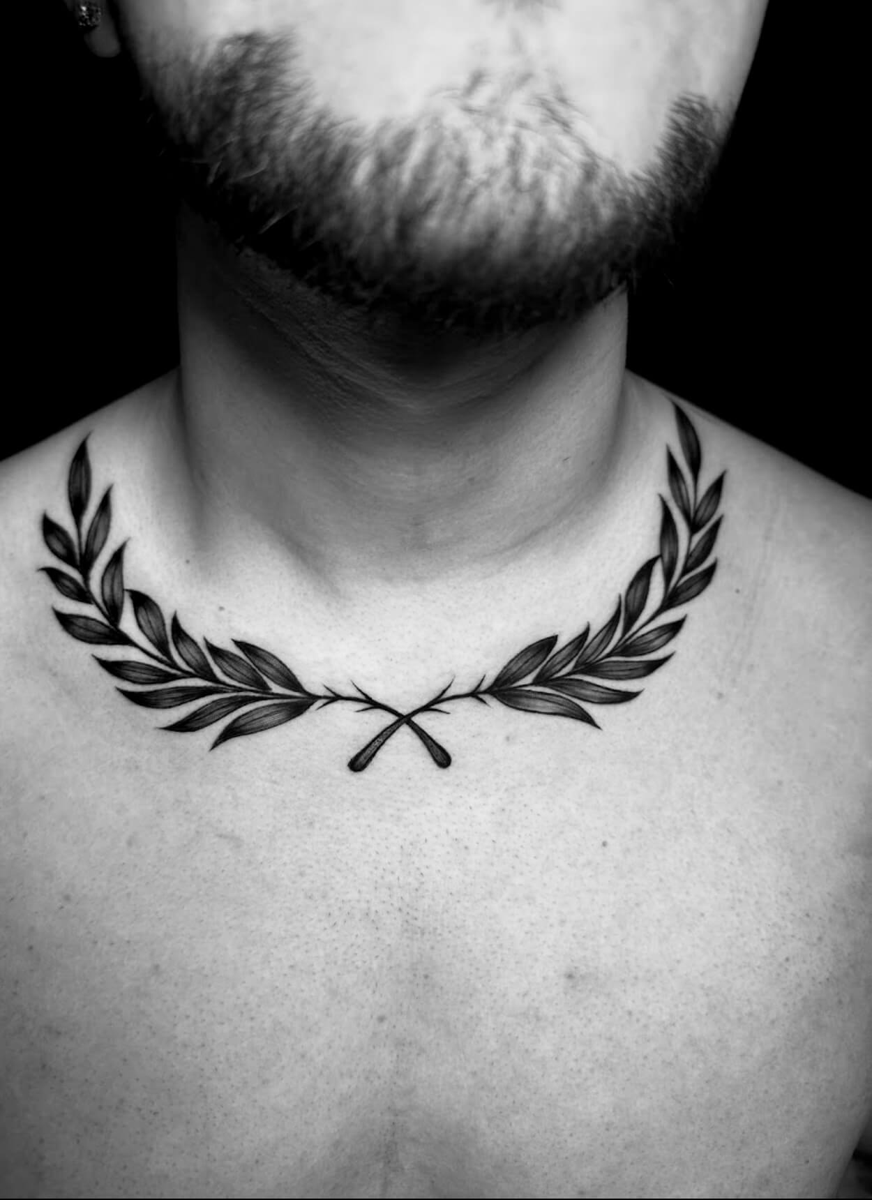 Tatuaje artístico en blanco y negro